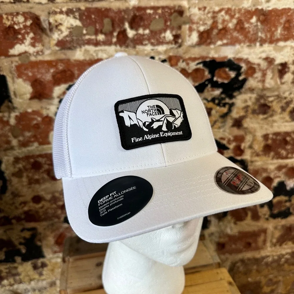 The North Face S/M Fitted Trucker Hat White Alpine Equipment Mountains New